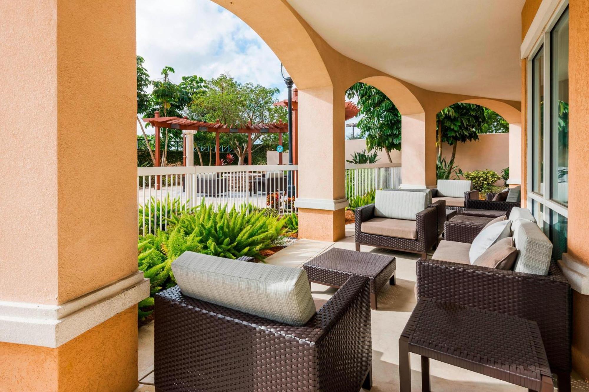 Courtyard Fort Myers At I-75 And Gulf Coast Town Center Estero Eksteriør billede